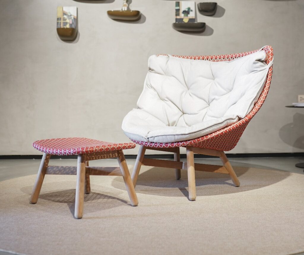 SILLA Y FOOTSTOOL MBRACE DEDON